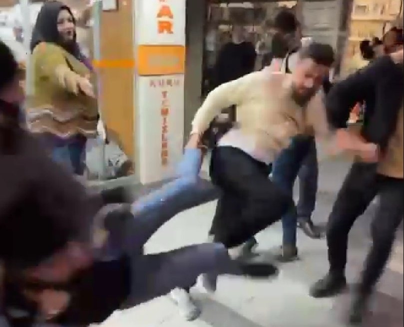 Yabancı uyruklu iki kişi tekme tokat kavga etti