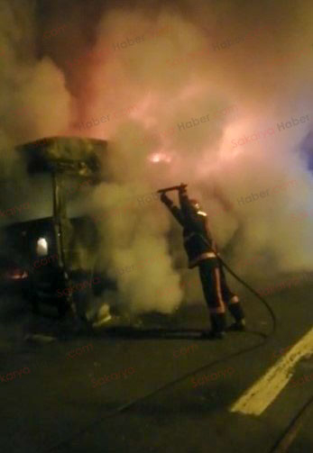 Yağ yüklü tanker alevlere teslim oldu