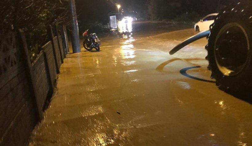 Yağcılar Deresi taştı, sokaklar sular altında