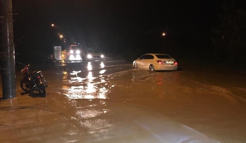 Yağcılar Deresi taştı, sokaklar sular altında