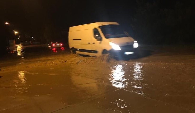 Yağcılar Deresi taştı, sokaklar sular altında