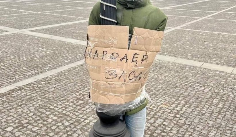 Yağmacıları bombalanan meydanlarındaki direklere bağladılar