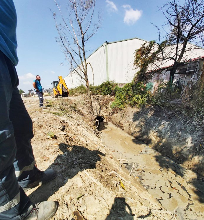 Yağmur suyu hattına kaçak hat çekip atık boşaltmışlar