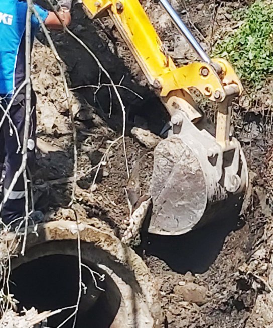 Yağmur suyu hattına kaçak hat çekip atık boşaltmışlar