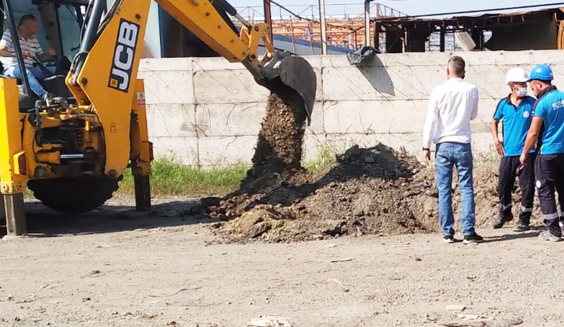Yağmur suyu hattına kaçak hat çekip atık boşaltmışlar