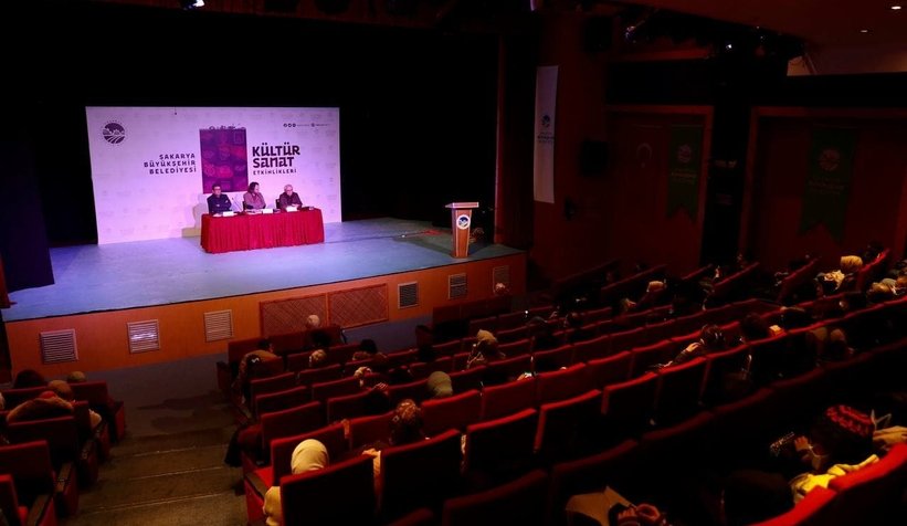 Yahya Kemal şiir anlayışını milli değerleri etrafında örmüştür