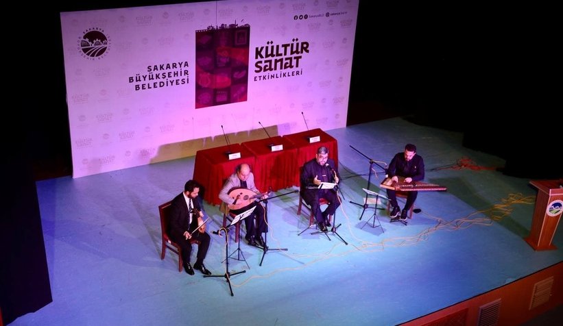 Yahya Kemal şiir anlayışını milli değerleri etrafında örmüştür