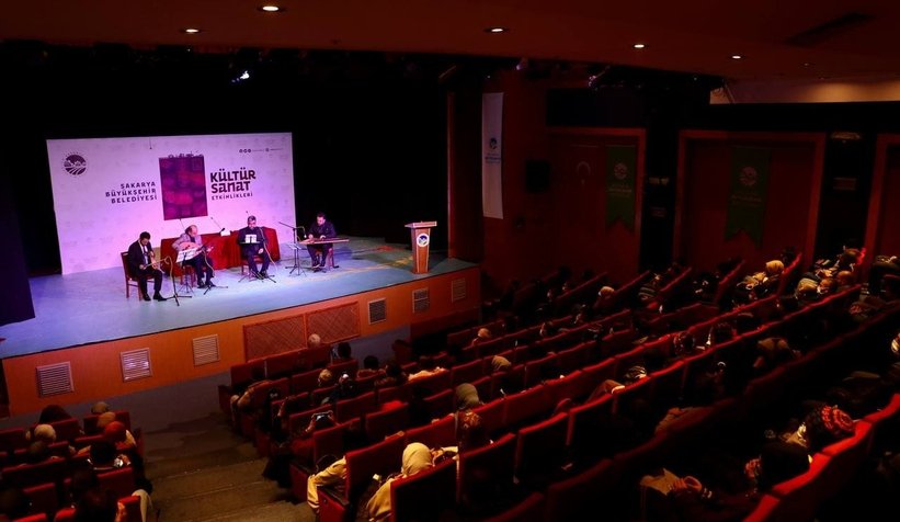 Yahya Kemal şiir anlayışını milli değerleri etrafında örmüştür