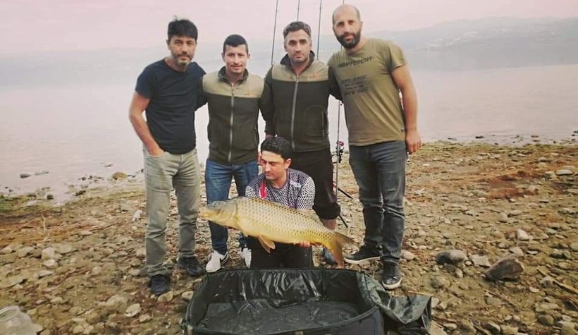 Yakaladığı balıkları fotoğraflayıp suya bırakıyor