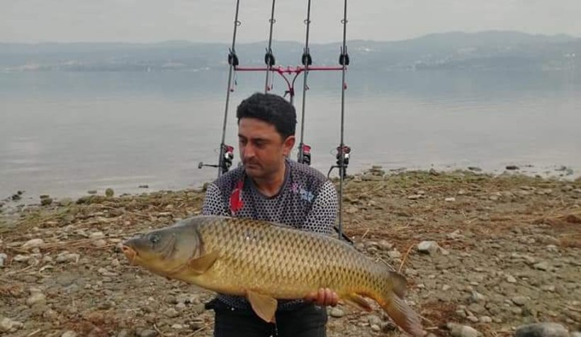 Yakaladığı balıkları fotoğraflayıp suya bırakıyor