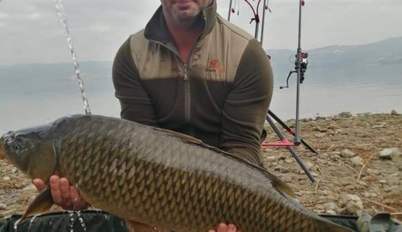 Yakaladığı balıkları fotoğraflayıp suya bırakıyor