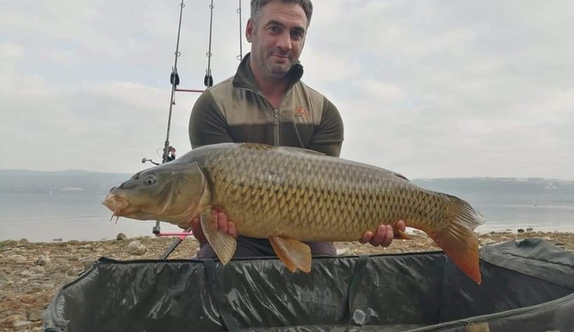 Yakaladığı balıkları fotoğraflayıp suya bırakıyor