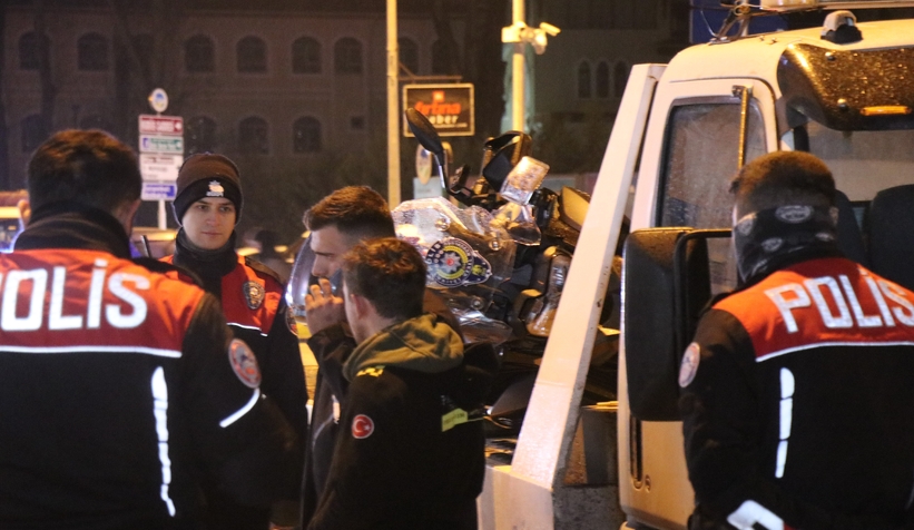 yan-yatan-motoru-tutmak-isteyen-polis-duserek-yaralandinit4rgppt2