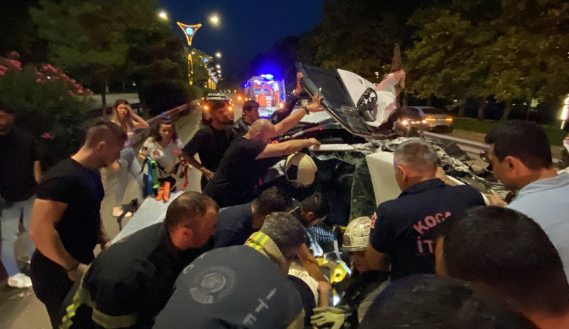 Yan yatan otomobilden cam kesilerek kurtarıldı