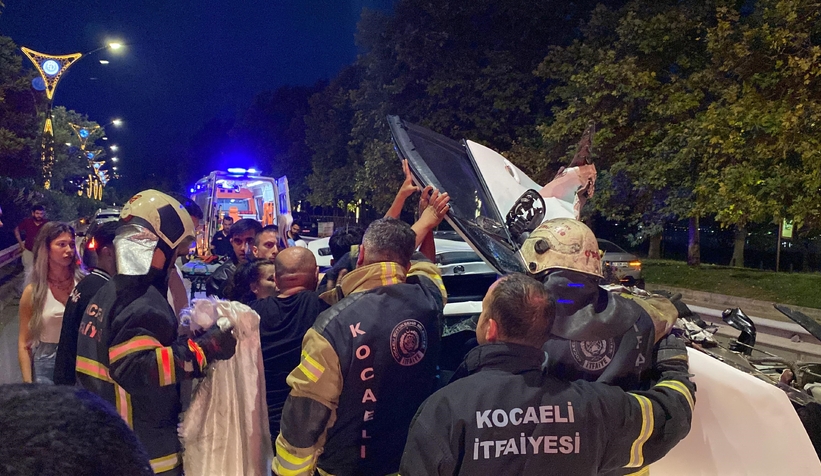 Yan yatan otomobilden cam kesilerek kurtarıldı