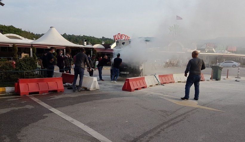 Yanan araçla tesise girdi