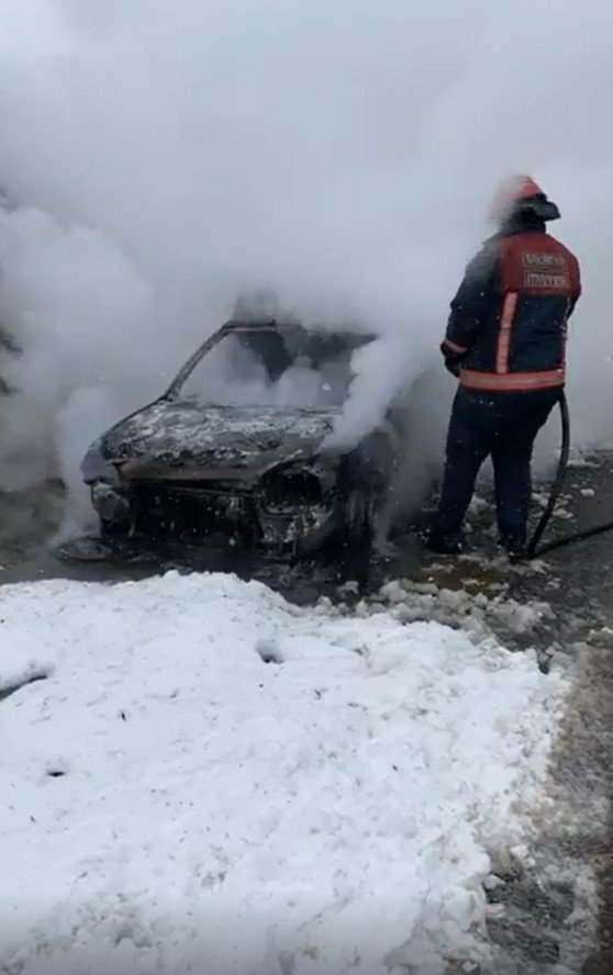 Yanan araçta cesedi bulundu