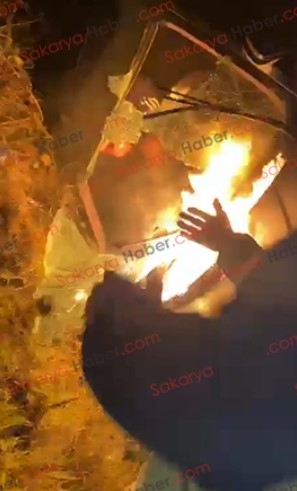 Yanan araçtan son anda kurtarıldı