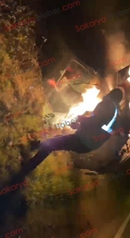 Yanan araçtan son anda kurtarıldı