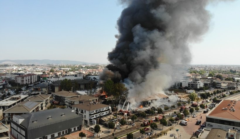 Yanan depo havadan görüntülendi