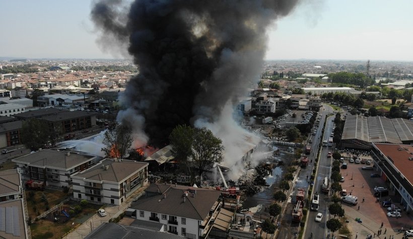 Yanan depo havadan görüntülendi