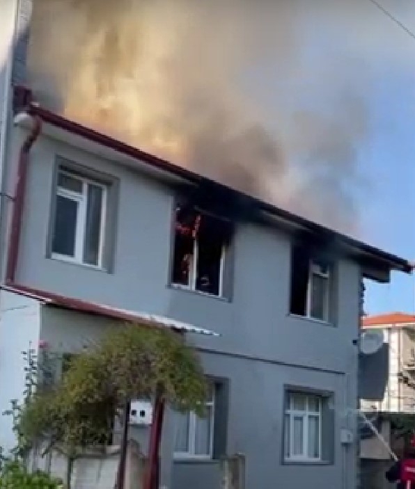 Yanan evdeki çocuklar kurtarıldı