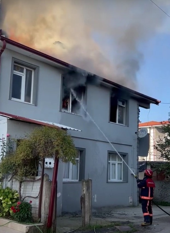 Yanan evdeki çocuklar kurtarıldı