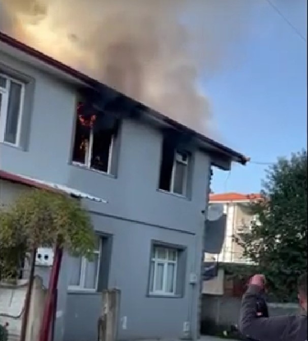 Yanan evdeki çocuklar kurtarıldı