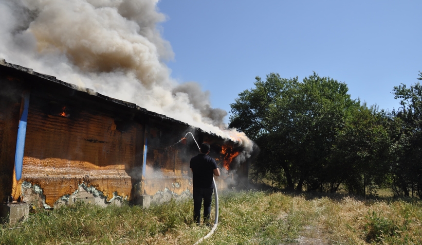 Yanan kümeste 20 bin civciv telef oldu