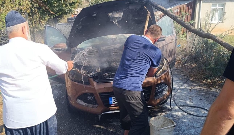 yanan-otomobili-hortumla-su-tutarak-sondurdulerait4ytftnt