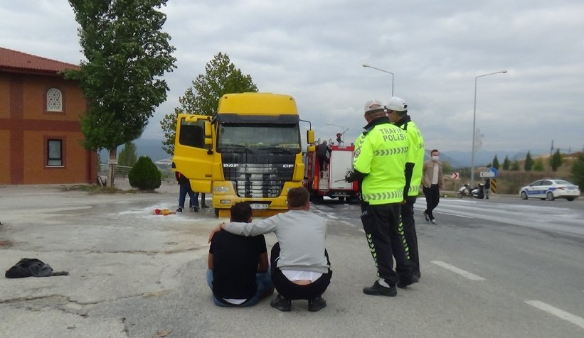 Yanan tırını gözyaşlarıyla izledi