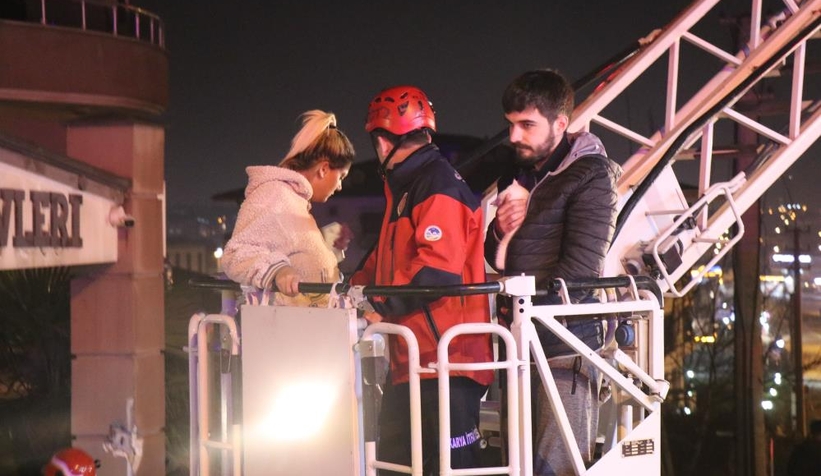 Yangın binayı sokağa döktü: 1 kişi dumandan etkilendi