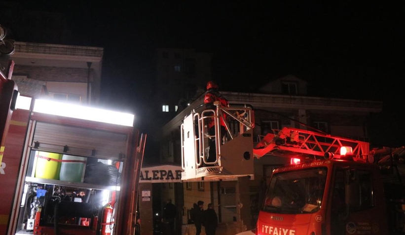 Yangın binayı sokağa döktü: 1 kişi dumandan etkilendi