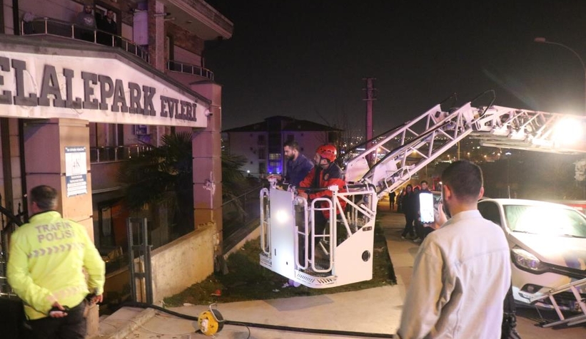 Yangın binayı sokağa döktü: 1 kişi dumandan etkilendi