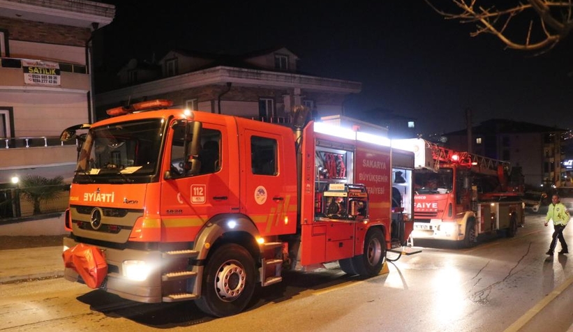 Yangın binayı sokağa döktü: 1 kişi dumandan etkilendi