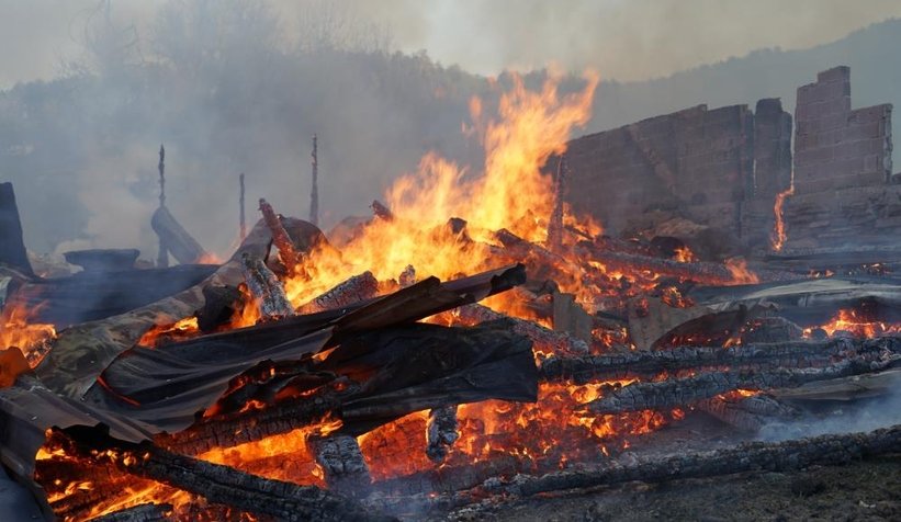 Yangın bir köyü yok etti