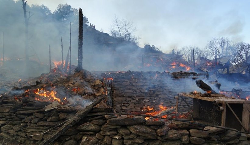 Yangın bir köyü yok etti