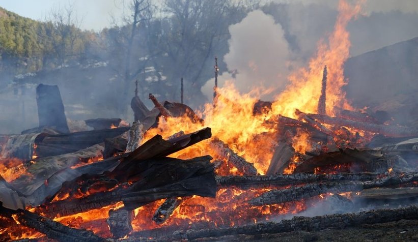 Yangın bir köyü yok etti