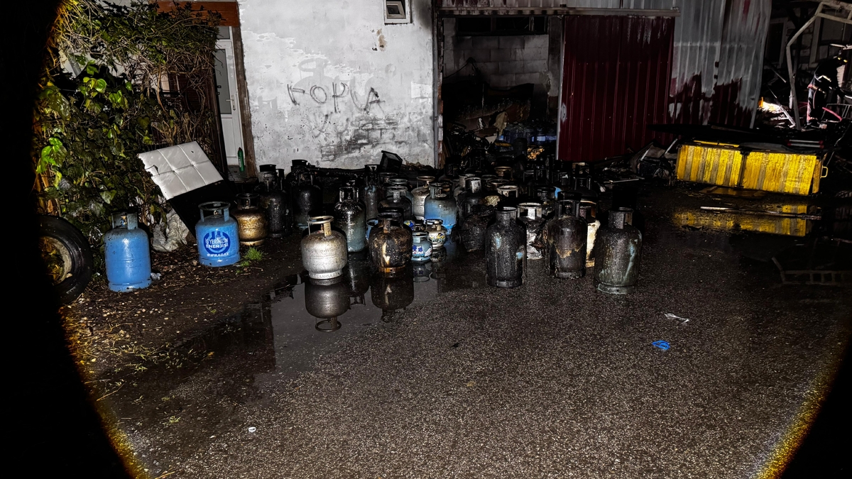 Yangın dehşeti; Ev ve araçlar kül oldu