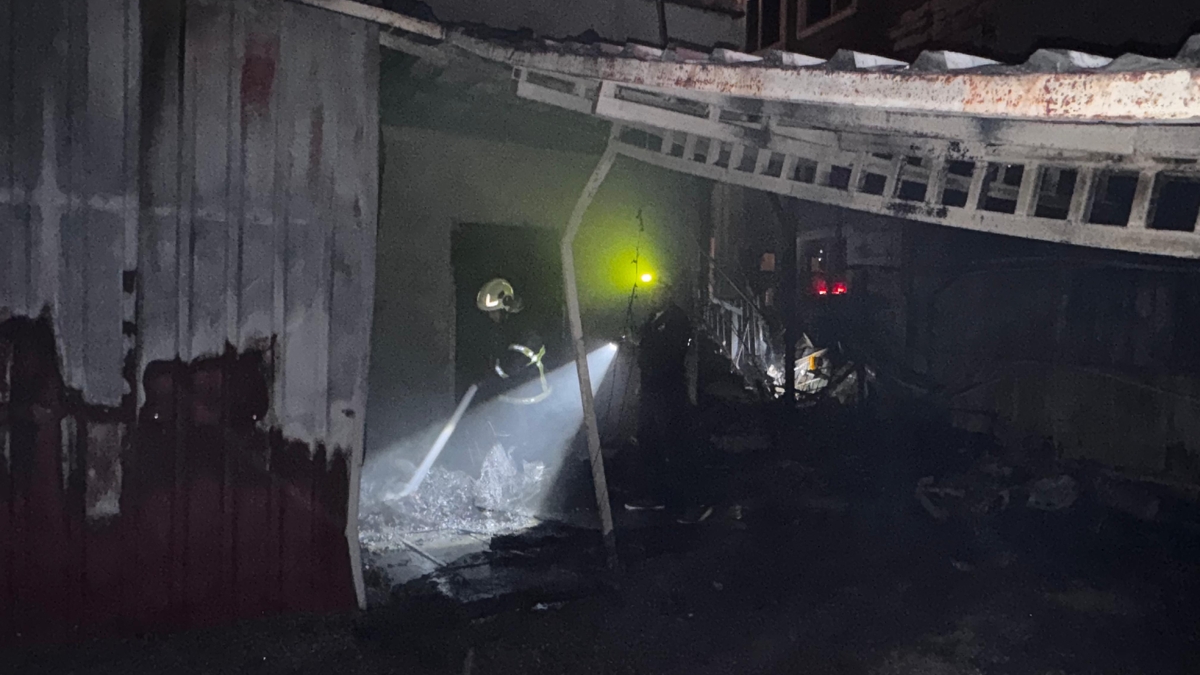 Yangın dehşeti; Ev ve araçlar kül oldu