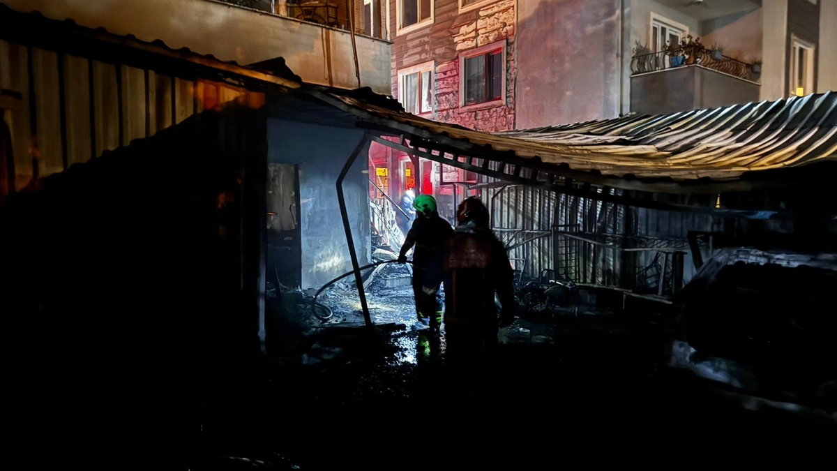Yangın dehşeti; Ev ve araçlar kül oldu