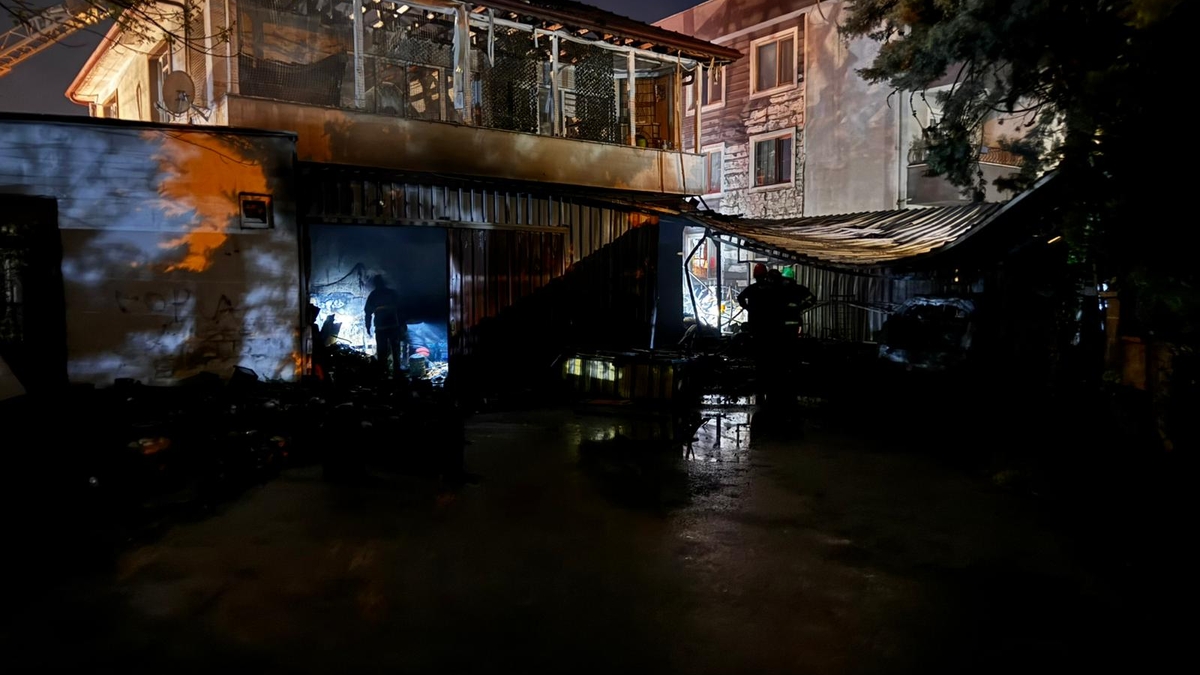 Yangın dehşeti; Ev ve araçlar kül oldu