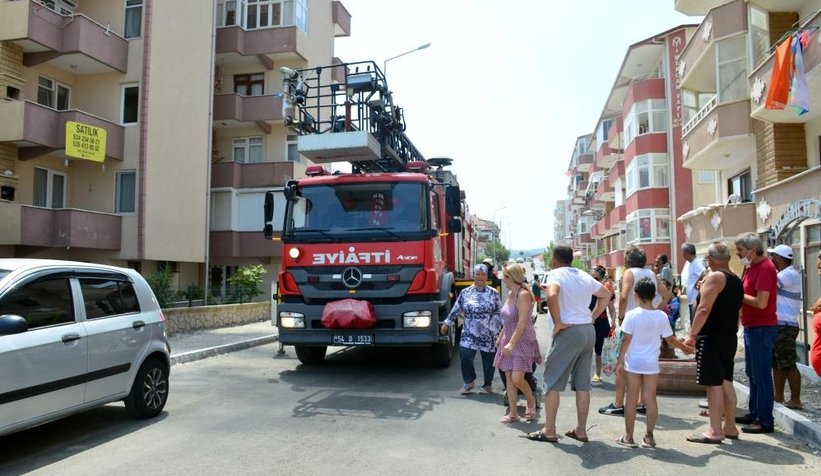 Yangın, mahalleliyi sokağa döktü