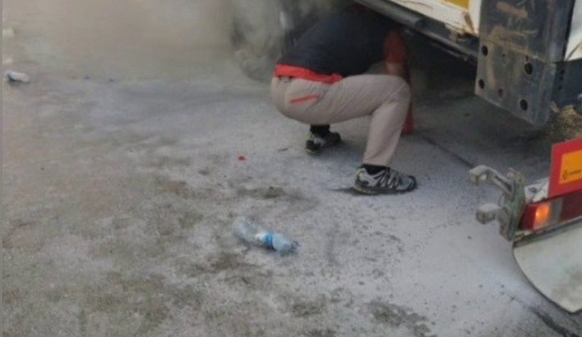 Yangın söndürme tüpünü alan yardıma koştu