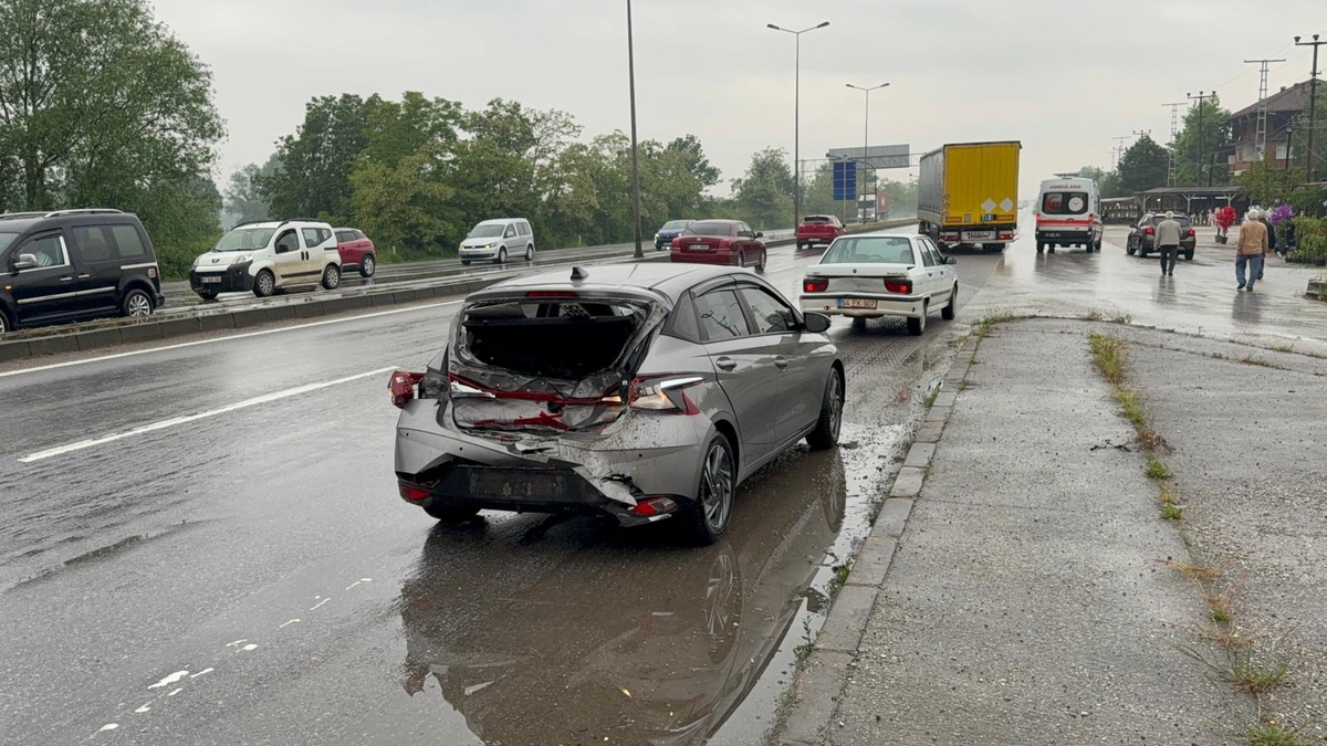 Yangına Giden İtfaiye Aracı Zincirleme Kazaya Karıştı Yaralılar Var