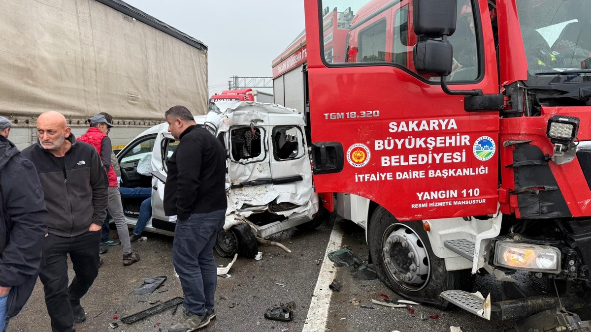 Yangına Giden İtfaiye Aracı Zincirleme Kazaya Karıştı Yaralılar Var
