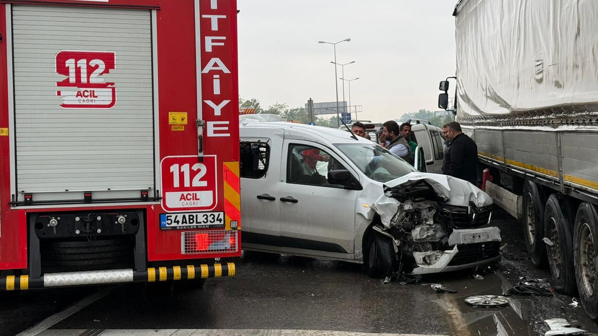 Yangına Giden İtfaiye Aracı Zincirleme Kazaya Karıştı Yaralılar Var