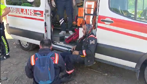 Yangına müdahale ederken dumandan etkilendiler