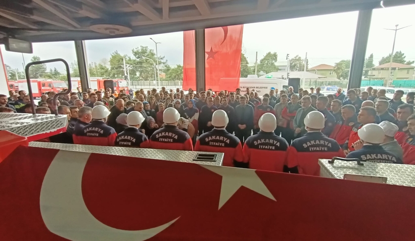 Yangına müdahalede hayatını kaybeden genç itfaiyeciye acı veda