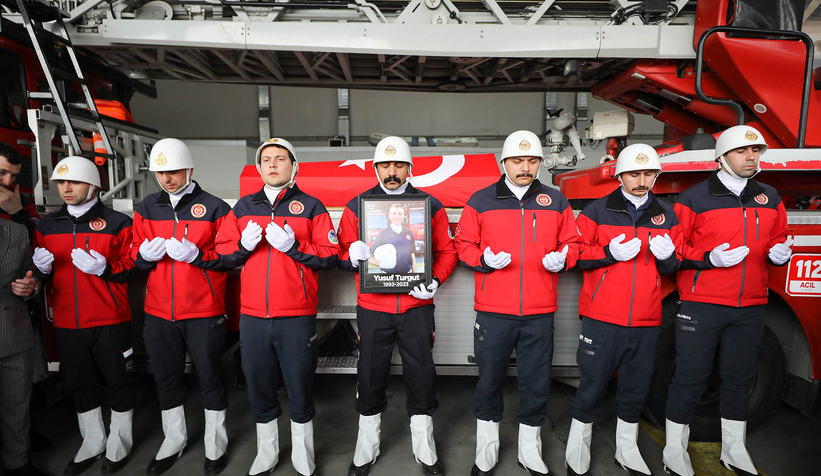 Yangına müdahalede hayatını kaybeden genç itfaiyeciye acı veda